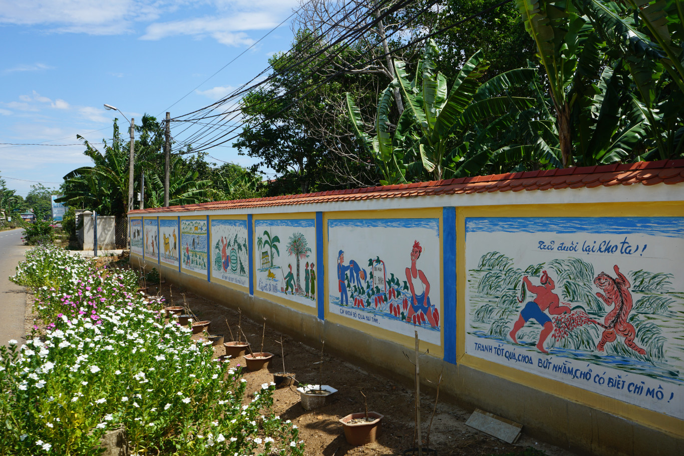 Đường tranh b&iacute;ch họa chuyện trạng ở x&atilde; Vĩnh T&uacute; - Ảnh: C.N